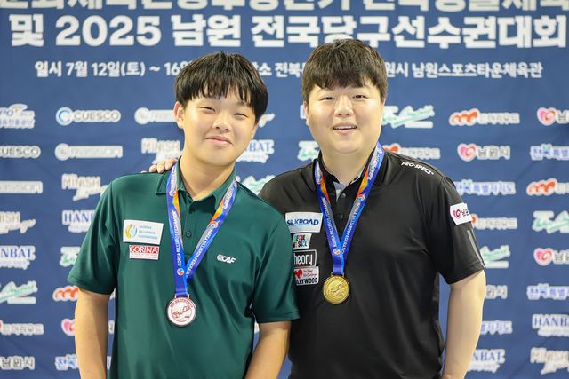 이번 대회 돌풍의 주인공, 김현우(좌)가 조명우(우)와 기념사진을 찍고 있다. 김현우는 6연속 승리를 거두고 4강까지 올랐으나 조명우에게 2점 차로 패했다. 사진=대한당구연맹 제공