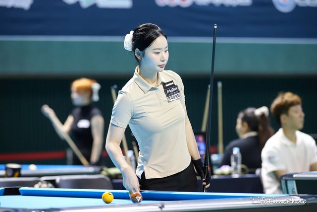 출산 후 당구선수로 복귀한 김보건(오른쪽)이 복귀전에서 우승을 차지했다. 사진=대한당구연맹 제공