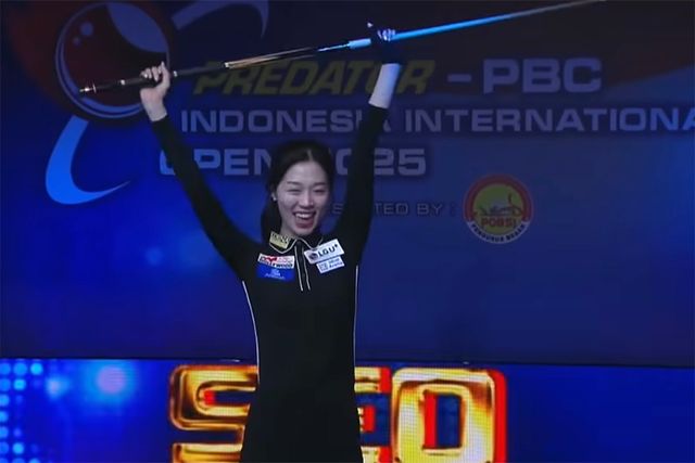 우승한 서서아가 큐를 번쩍 들고 기뻐하고 있다. 사진=PBC 제공