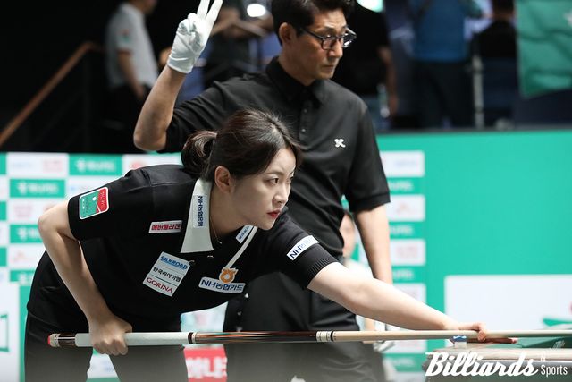 뱅크샷으로 추격을 시작하는 김민아.