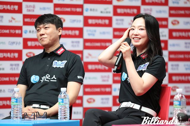 '웰컴저축은해 PBA 팀리그 2025-26' 미디어데이에 참석한 차유람과 최성원. 차유람이 여유로운 미소로 질문에 답하고 있다. 사진=고양/이용휘 기자