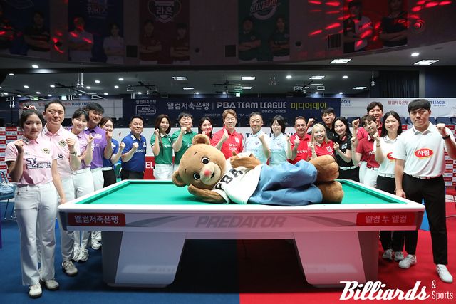 '웰컴저축은행 PBA 팀리그 2025-26' 미디어데이에 참석한 선수들과 빌리베어. 사진=고양/이용휘 기자