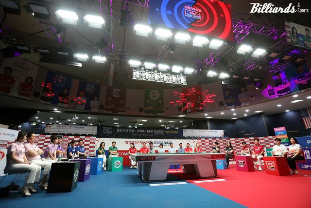 21일 개최된 웰컴저축은행 PBA 팀리그 2025-2026 미디어데이에서 사상 최초 10개 구단 체제로 출발하는 팀리그 1라운드에 출전하는 선수들이 소감을 당구 팬들 앞에서 소감을 밝히고 있다.&nbsp; 사진=고양/이용휘 기자&nbsp;