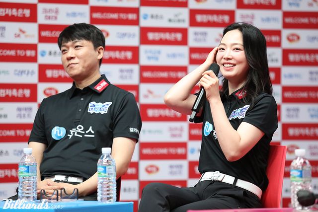 휴온스의 차유람이 최성원과 함께 미디어데이에 참석해 기자들의 질문에 답하고 있다.