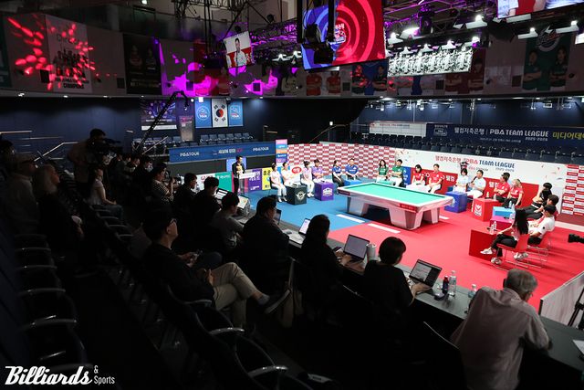 미디어데이에 참석한 기자단의 질문을 받고 있는 선수들.&nbsp;