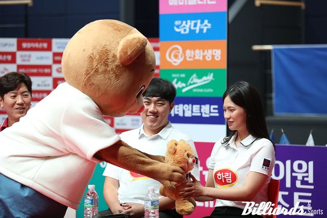 PBA 마스코트 '빌리베어'가 신생팀 하림 드래곤즈의 박정현에게 빌리베어 인형을 건네고 있다. 사진=고양/이용휘 기자