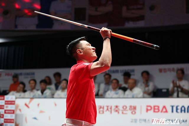 SK렌터카가 프로당구 PBA 팀리그 1라운드 1일 차 경기에서 우리금융캐피탈을 세트스코어 4-3으로 꺾고 1승(승점2)을 거뒀다. 사진은 7세트에서 승부에 쐐기를 박은 SK렌터카의 응오딘나이(베트남).&nbsp; 사진=고양/이용휘 기자