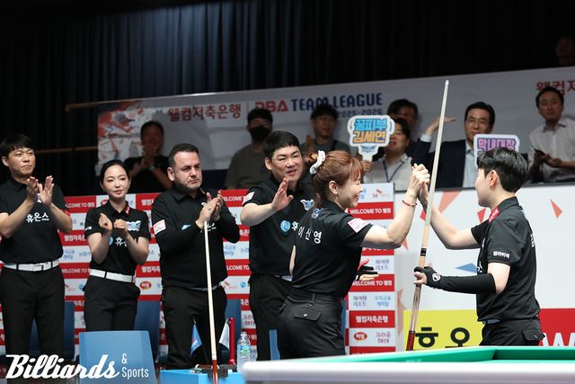 2세트에서 승리한 이신영과 김세연(휴온스)이 손을 맞잡고 기뻐하고 있다.