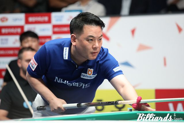 3세트 승리로 추격의 불씨를 살린 NH농협카드의 주장 조재호.