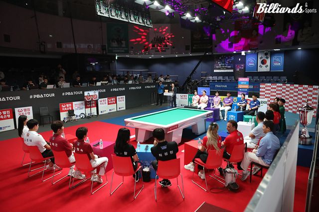 기자단의 질문을 받는 각 팀 선수들.