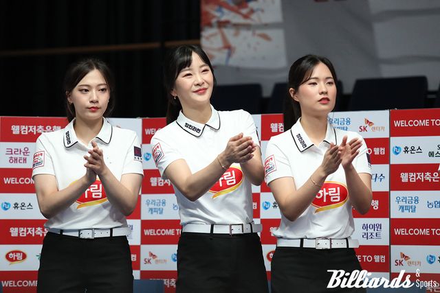 응원으로 사기를 올리고 있는 하림의 정보윤, 김상아, 박정현.