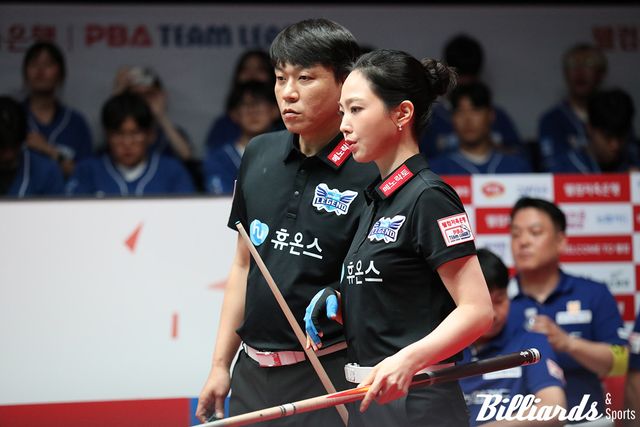 4세트에서 호흡을 맞춘 최성원과 차유람(휴온스)