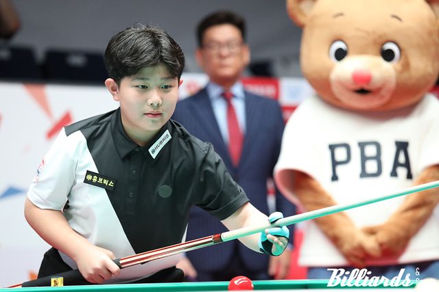 PBA 1부 투어 구자욱 선수의 아들 구성욱 군이 이날 시타자로 나섰다.