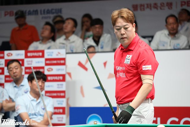 두 세트를 모두 패한 뒤 3세트에 나와 하이런 11점타로 분위기를 바꾼 SK렌터카의 리더 강동궁.