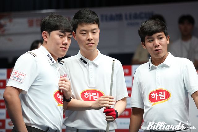 김준태(왼쪽)와 김영원(가운데)이 PBA 팀리그 첫 경기에서 나란히 패배를 당했다. 사진은 벤치타임아웃에 의논하는 김준태, 김영원, 응우옌프엉린. 사진=고양/이용휘 기자