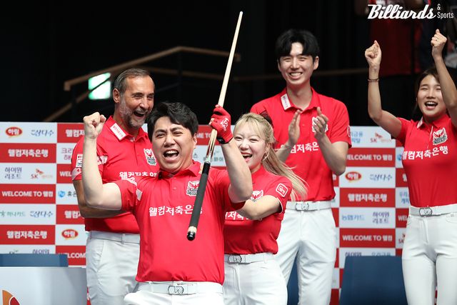 7세트에 4:9에서 10이닝 극적인 역전 끝내기 7점타로 역전승을 거둔 웰컴저축은행의 '팀리그 복귀생' 김종원.