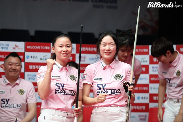 2세트 여자복식에서 승리한 에스와이 응우옌호앙옌니(베트남·왼쪽)와 한지은(오른쪽).