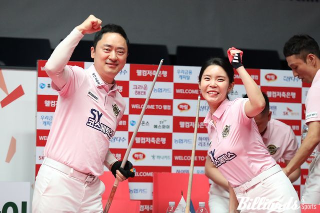 4세트 혼합복식에서 완벽한 호흡을 발휘한 황득희-이우경(에스와이)