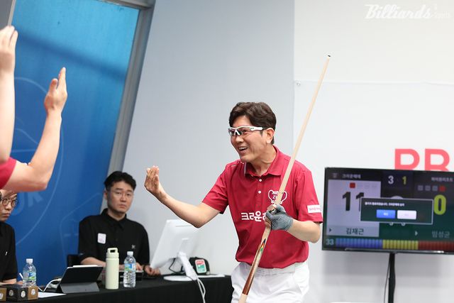 5세트를 따내며 승리를 확정한 크라운해태 리더 김재근.