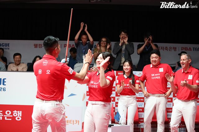 7세트에서 승리한 응오딘나이와 6세트를 이긴 강지은이 역전승을 거두고 기뻐하고 있다.