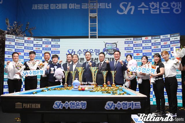 입상자들과 대회 관계자들이 기념사진을 찍고 있다.