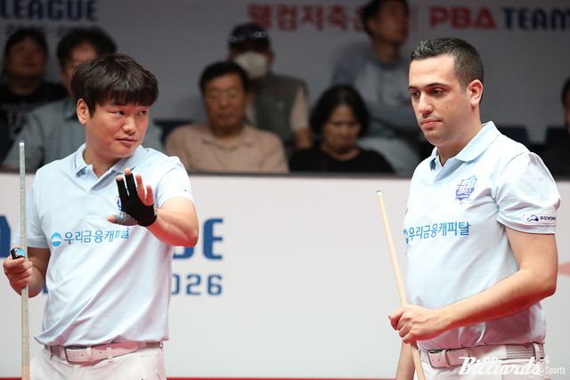 1세트 복식전을 2점 차로 아깝게 패한 뒤 단식전 3세트와 5세트를 각각 승리한 다비드 사파타(스페인·오른쪽)와 강민구(왼쪽).