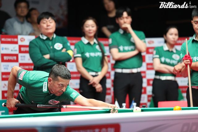 하나카드가 24일 열린 프로당구 PBA 팀리그 3일 차 경기에서 2패 뒤 귀중한 시즌 첫 승리를 따냈다. 사진은 이날 1세트와 3세트에서 승리를 거둔 하나카드의 무라트 나지 초클루(튀르키예).&nbsp; 사진=고양/이용휘 기자