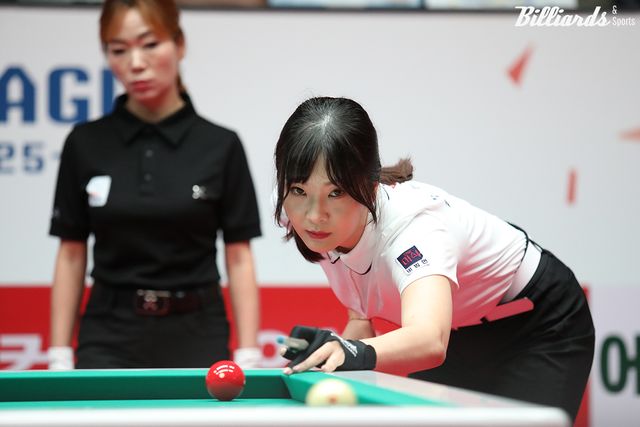 프로당구 PBA 팀리그 '제10구단' 하림 드래곤즈가 24일 열린 1라운드 3일 차 경기에서 휴온스에 영봉승을 거두며 2연승을 달렸다. 사진은 이날 4세트 혼합복식에서 매치포인트를 득점한 김상아.&nbsp; 사진=고양/이용휘 기자