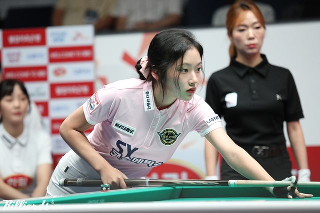 전날 퍼펙트큐를 치며 팀의 2연승을 견인한 한지은(에스와이)이 프로당구 PBA 팀리그 3일 차 경기에서 우리금융캐피탈의 스롱 피아비(캄보디아)와 대결한다.&nbsp; 사진=고양/이용휘 기자