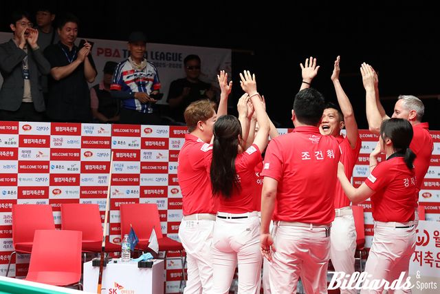 파이팅을 외치는 SK렌터카 다이렉트와 응원하는 관중들.