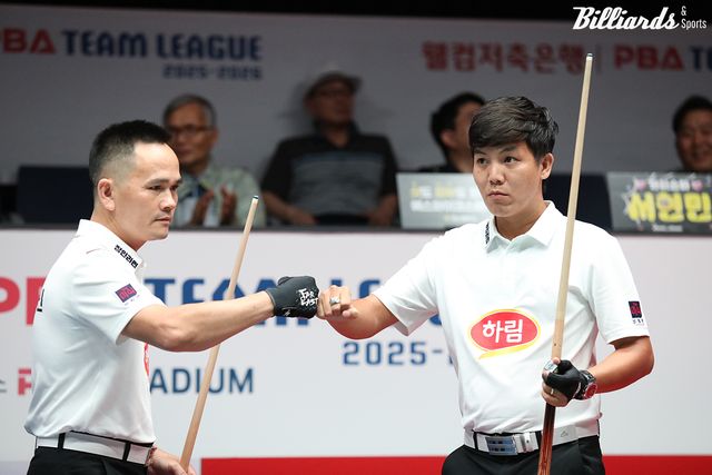 1세트 남자복식에 출전한 '베트남 듀오' 쩐득민(왼쪽)과 응우옌프엉린은 찰떡 호흡을 과시하며 3경기 연속 승리를 이어갔다.