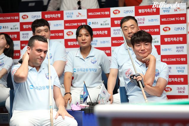 1세트 남자복식과 3세트 단식, 5세트 단식을 승리한 우리금융캐피탈의 다비드 사파타(스페인)와 강민구.