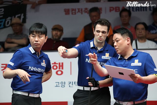 벤치타임아웃에서 의견을 나누는 NH농협카드의 김현우1, 이반 마요르, 조재호