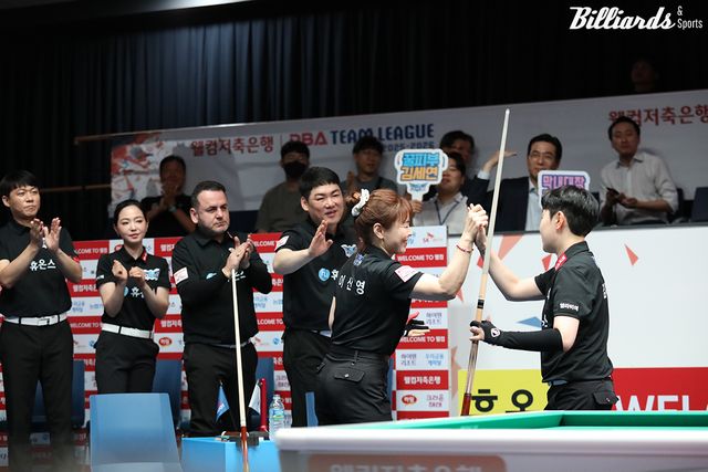 2세트 여자복식에서 승리한 휴온스 이신영-김세연.