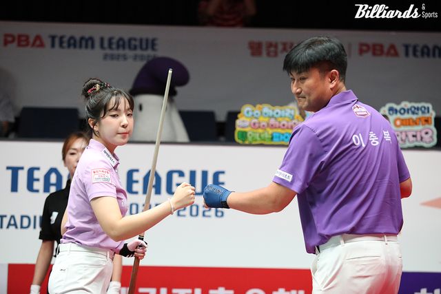 4세트 혼합복식에서 승리한 하이원리조트 전지우-이충복.