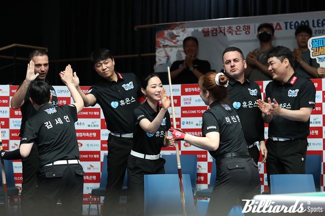 2세트 승리를 거둔 후 기뻐하는 휴온스.