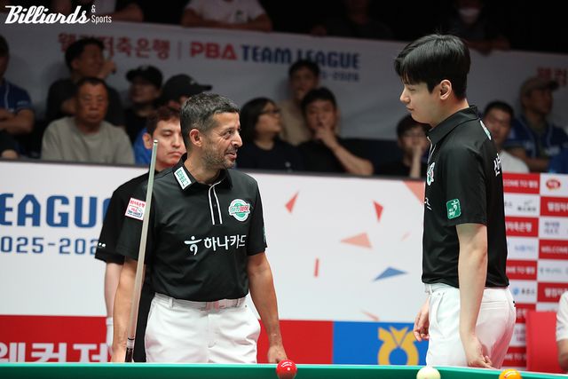 무라트 나지 초클루(왼쪽)는 1세트를 아쉽게 패한 뒤 승부처 5세트를 따내 팀 승리를 견인했다. 사진은 초클루와 신정주(오른쪽).