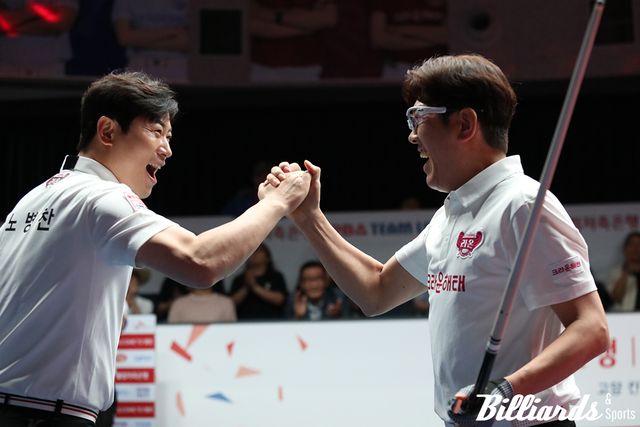 크라운해태의 신입 노병찬과 주장 김재근이 1세트 남자복식에서 승리한 후 기뻐하고 있다. 사진=고양/이용휘 기자