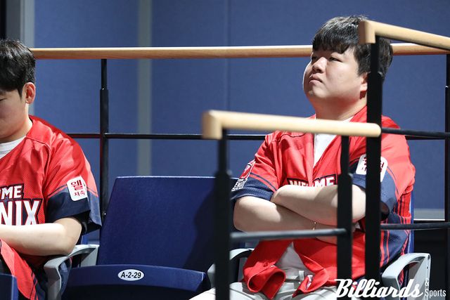 웰컴저축은행 웰컴피닉스의 경기를 지켜보고 있는 조명우. 사진=고양/이용휘 기자&nbsp;