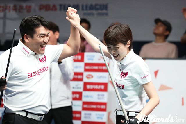 4세트 마지막 뱅크샷을 성공시키고 기뻐하는 오태준과 임정숙(크라운해태)