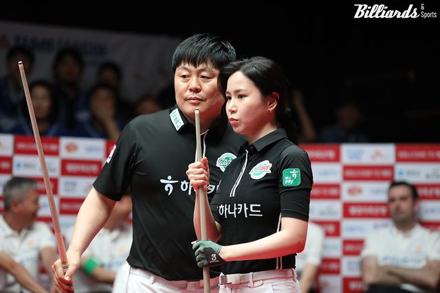 4세트 혼합복식에서 승리한 하나카드의 김병호-김진아.