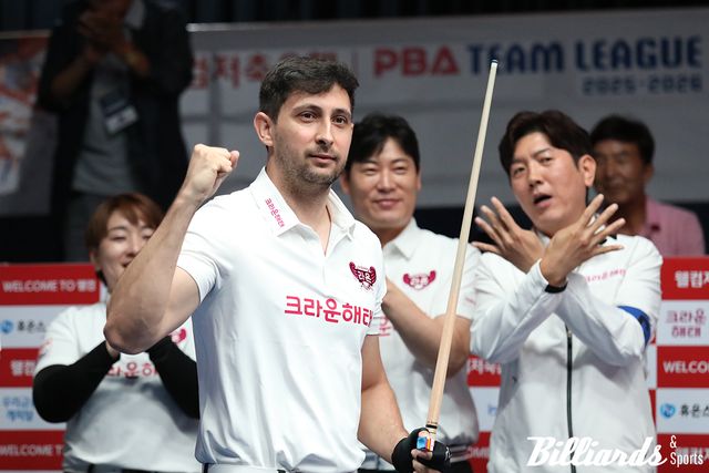 3세트에 나선 다비드 마르티네스(크라운해태)가 승리 후 세리머니를 하고 있다.