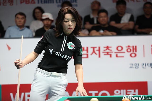 하나카드가 백중지세의 NH농협카드를 세트스코어 4-2로 꺾고 쾌조의 3연승을 달렸다. 사진은 이날 2세트와 6세트를 승리한 김가영(하나카드).&nbsp; 사진=고양/이용휘 기자