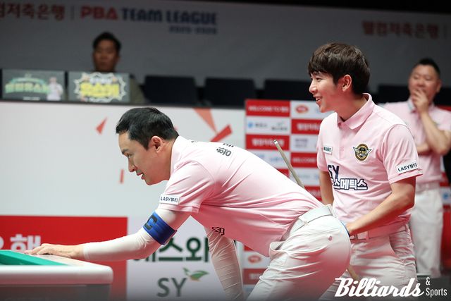 7세트에 승부를 확정지은 모리 유스케(오른쪽)와 에스와이의 주장 황득희(왼쪽)