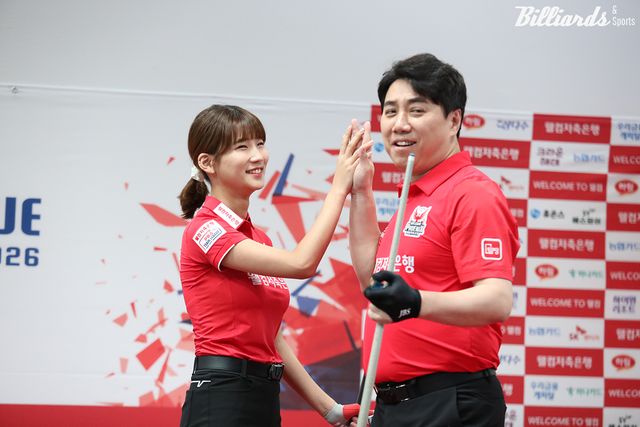 4세트 혼합복식을 9:8로 역전승하며 웰컴저축은행의 영봉승을 확정한 용현지-김종원.