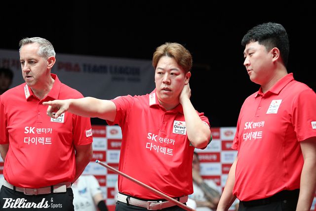 벤치타임아웃에서 상의하는 SK렌터카 리더 강동궁(가운데)과 레펀스, 조건휘.