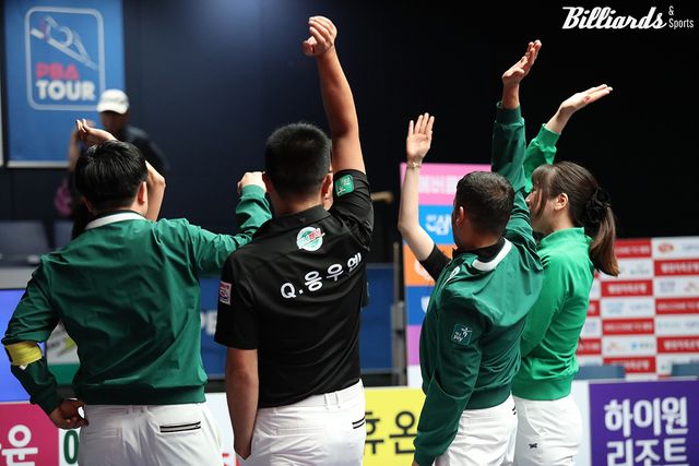 화이팅을 외치는 하나카드 선수들.