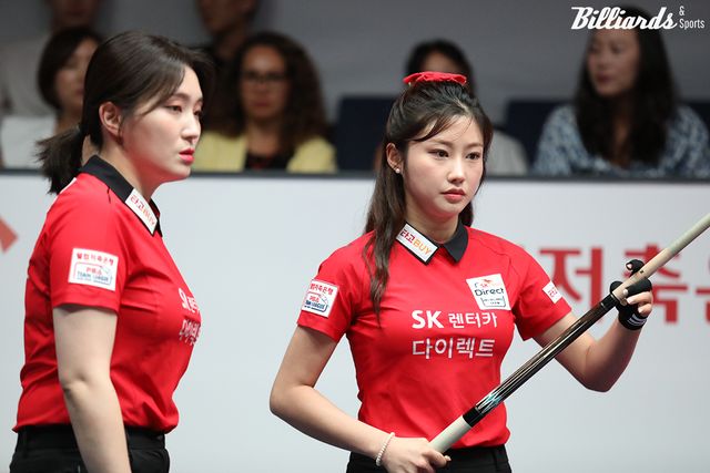 2세트 여자복식을 승리한 SK렌터카 강지은(왼쪽)과 조예은.