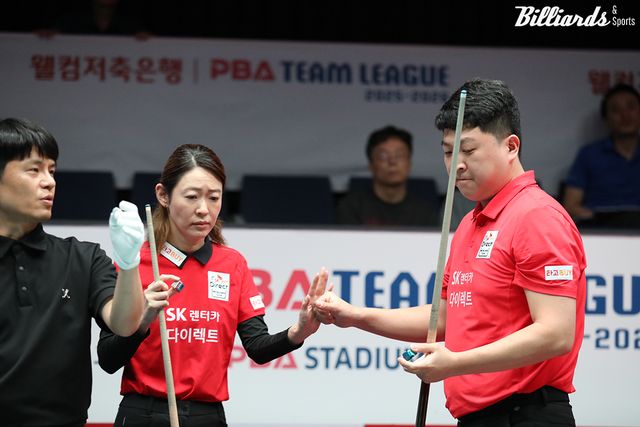 4세트 혼합복식에서 승리를 확정한 SK렌터카 히다 오리에(일본)-조건휘.