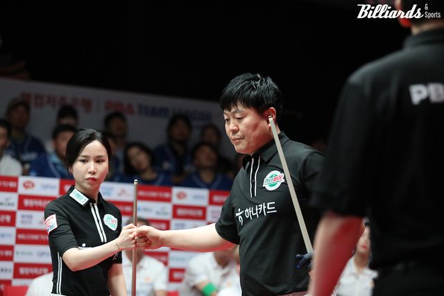 4세트 혼합복식을 승리한 하나카드 김병호-김진아.